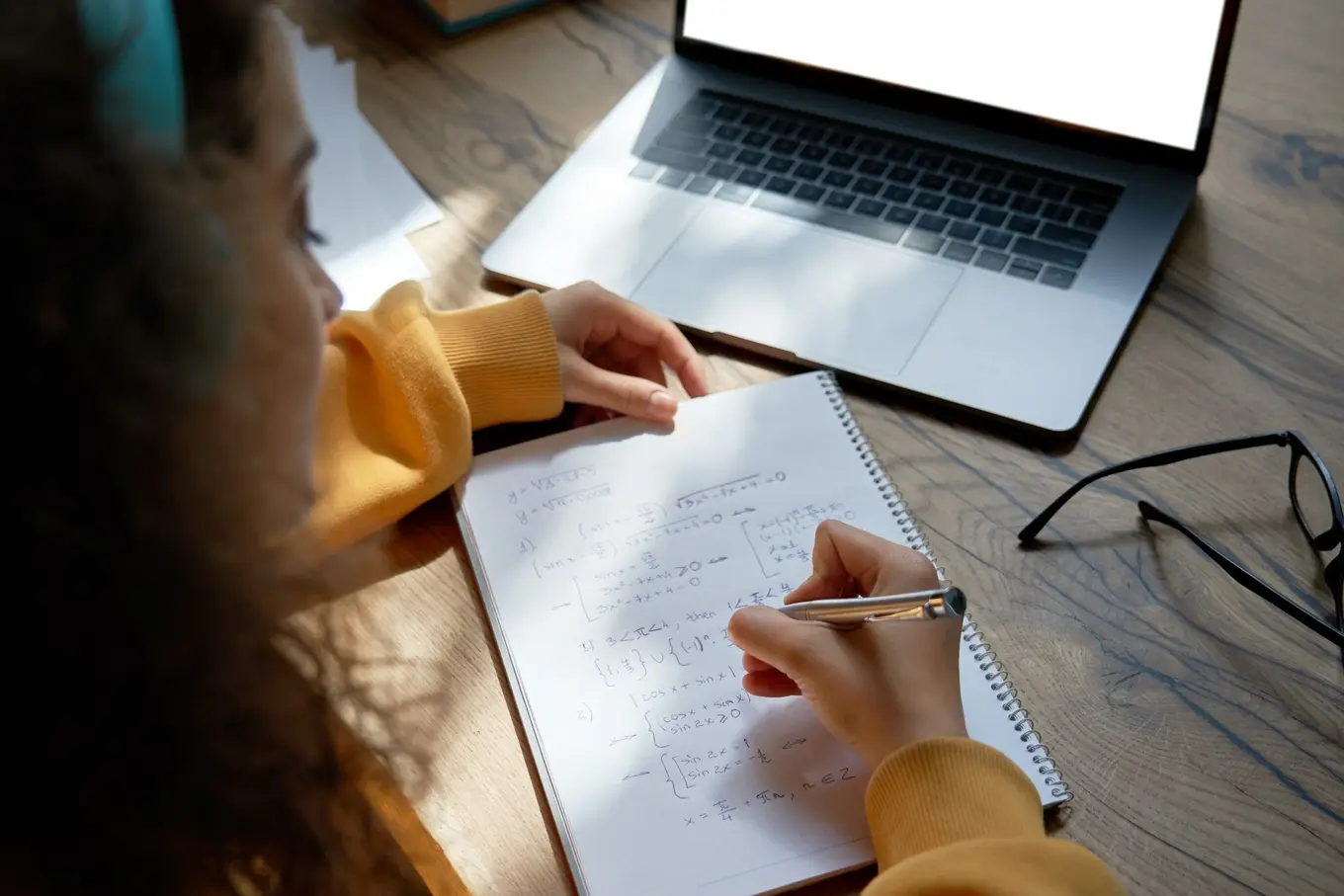 nastolatka ucząca się matematyki online